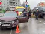 Три легковых автомобиля и микроавтобус столкнулись на улице Коммунальной в Пскове