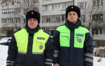 Псковские полицейские помогли спасти жильцов горящей квартиры