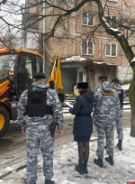 Под контролем приставов в Пскове демонтировали незаконную пристройку к квартире
