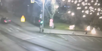 Появилось видео ДТП с наездом на светофор на Октябрьской площади в Пскове - Pln-Pskov.Ru