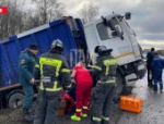 Два человека пострадали при опрокидывании мусоровоза в Псковской области