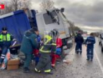 Два человека пострадали при опрокидывании мусоровоза в Псковской области
