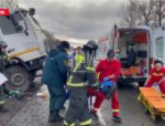 Два человека пострадали при опрокидывании мусоровоза в Псковской области