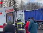 Два человека пострадали при опрокидывании мусоровоза в Псковской области