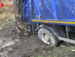Два человека пострадали при опрокидывании мусоровоза в Псковской области