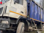 Два человека пострадали при опрокидывании мусоровоза в Псковской области