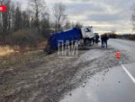 Два человека пострадали при опрокидывании мусоровоза в Псковской области