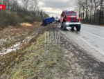 Два человека пострадали при опрокидывании мусоровоза в Псковской области