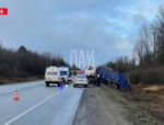 Два человека пострадали при опрокидывании мусоровоза в Псковской области