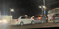 Два автомобиля столкнулись на площади Ленина в Пскове. ВИДЕО - Pln-Pskov.Ru