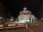 Фотофакт: В псковском парке у церкви Василия Великого строят вертеп