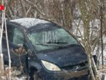 Автомобиль опрокинулся в кювет в Дедовичском районе