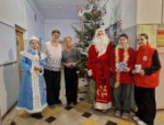 Активисты «Движения первых» поздравили работников Печор с Новым годом