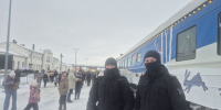 Сотрудники Росгвардии обеспечили безопасность во время визита поезда Деда Мороза в Великие Луки - Росгвардия