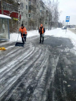 Псков борется со снежными заносами: подрядчики круглосуточно чистят дороги и остановки