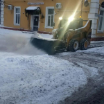 Псков борется со снежными заносами: подрядчики круглосуточно чистят дороги и остановки