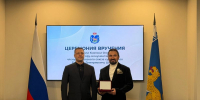 Михаил Ведерников вручил медаль Княгини Ольги скульптору Виталию Шанову - Правительство Псковской области