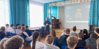 В Опочке сотрудники вневедомственной охраны Росгвардии провели встречу с учащимися - Росгвардия