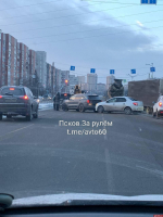 ДТП занимает три полосы у псковского «Акваполиса»