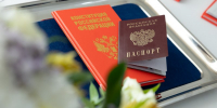 Губернатор в День флага Псковской области вручил паспорта юным псковичам - Губернатор Псковской области
