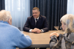 Михаил Ведерников вручил российские паспорта семье поэтов из Латвии