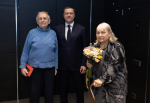 Михаил Ведерников вручил российские паспорта семье поэтов из Латвии