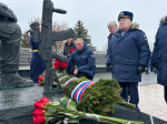 «Пока мы помним — герои рядом с нами»: Александр Козловский почтил память десантников 6‑й роты в Выбутах