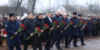 В Черехе возложили цветы к мемориалу героям–десантникам 6-й роты - InformPskov.Ru