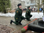 В Острове возложили цветы к бюстам погибших десантников 6-й роты