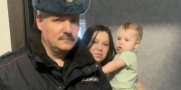 Сотрудники ОМВД по Псковскому району поздравили семьи с наступающим 8 Марта - Pln-Pskov.Ru