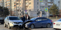 Столкновение двух автомашин на перекрестке улиц Коммунальной и Рокоссовского в Пскове зафиксировала видеокамера - Pln-Pskov.Ru
