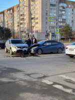 Столкновение двух автомашин на перекрестке улиц Коммунальной и Рокоссовского в Пскове зафиксировала видеокамера