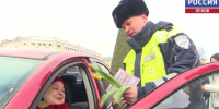 Псковские инспекторы ГИБДД поздравили автоледи с 8 Марта - ГТРК Псков