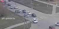 Перестроение перед перекрестком привело к ДТП на Рижском проспекте в Пскове - Pln-Pskov.Ru