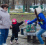 «Молодая Гвардия Единой России» и Юрий Бурлин подарили цветы псковичкам - Pln-Pskov.Ru