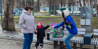 «Молодая Гвардия Единой России» и Юрий Бурлин подарили цветы псковичкам - Pln-Pskov.Ru