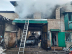 Четыре автомобиля сгорели в автомастерской на Крестовском шоссе в Пскове