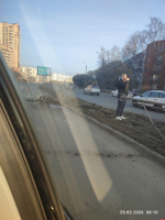 Автомобиль снес ограждение на перекрестке в Пскове
