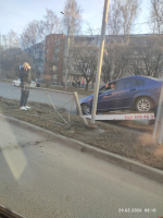Автомобиль снес ограждение на перекрестке в Пскове