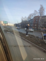 Автомобиль снес ограждение на перекрестке в Пскове