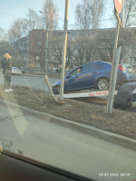 Автомобиль снес ограждение на перекрестке в Пскове
