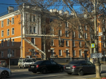 Деревья спиливают у Псковской стоматологической поликлиники