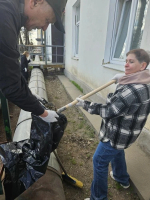 Сотрудники медцентра стали участниками субботника в Пскове