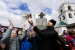 В Троицком соборе Пскова в праздник Благовещения выпустили голубей. ФОТО