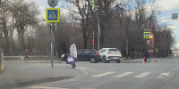 Момент нелепого ДТП на Октябрьском проспекте Пскова попал на видео - Pln-Pskov.Ru