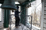 Мастер-класс по пасхальному звону прошел в Пскове