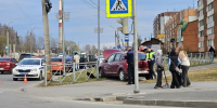 Водитель «Рено Сандеро» снесла секции ограждения на Коммунальной. ВИДЕО - Pln-Pskov.Ru