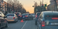 Toyota и Nissan препятствуют движению на перекрестке улиц Коммунальной и Народной в Пскове - Pln-Pskov.Ru