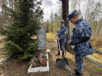 Курсанты Псковского филиала Университета ФСИН России вместе со школьниками привели в порядок памятные захоронения
