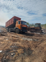 В Пушкиногорском округе около суток тушат возгорание на мусорном полигоне